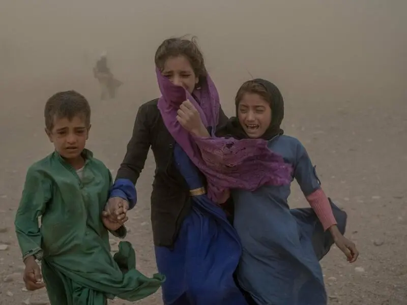 Afghanische Mutter mit Kindern