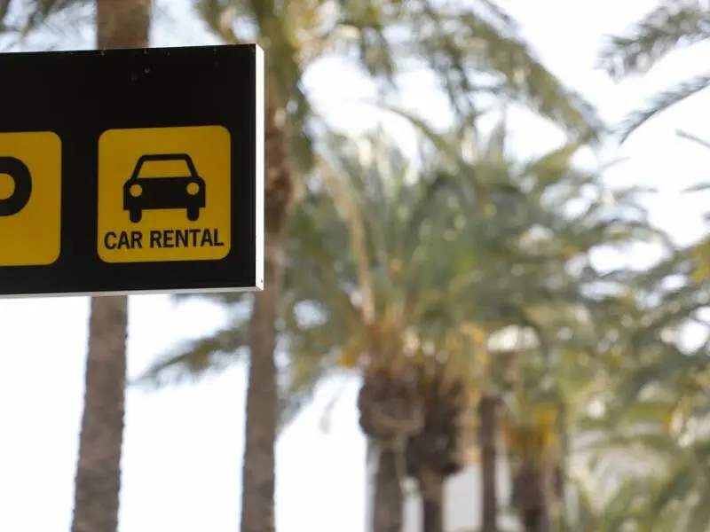 Ein Schild für Mietautos in Spanien