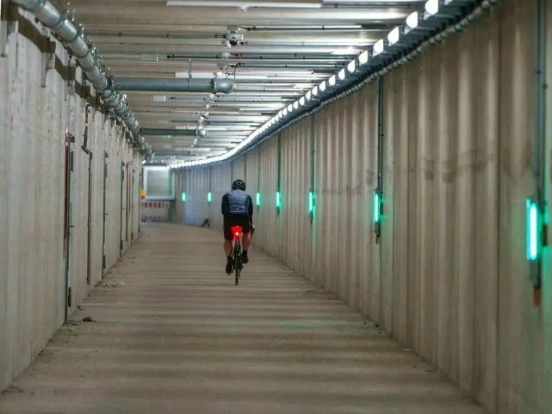 Radfahrer im Tunnel
