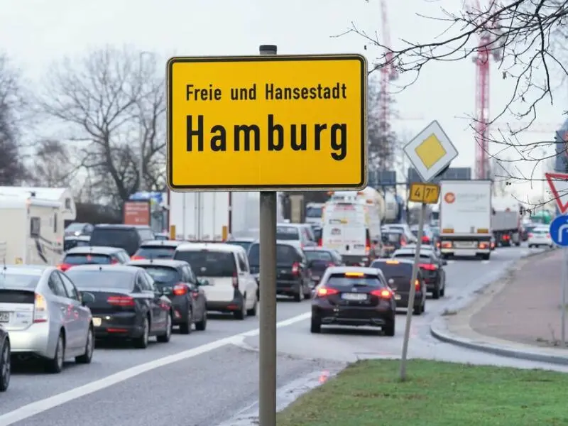 Pendler stehen in Hamburg viele Stunden pro Jahr im Stau