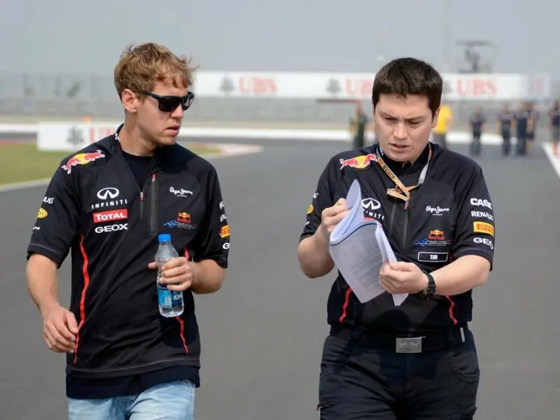 Tim Malyon neben Sebastian Vettel