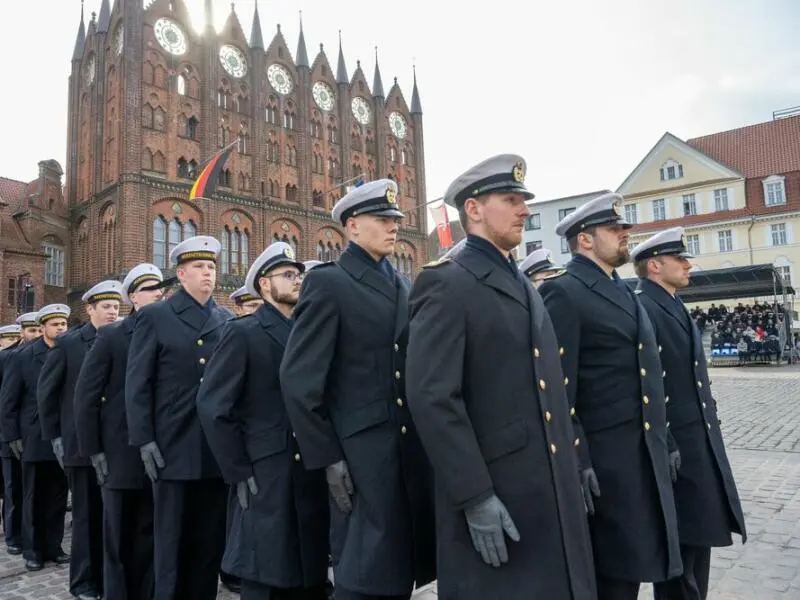 Bundeswehr-Rekruten auf Stralsunder Markt vereidigt