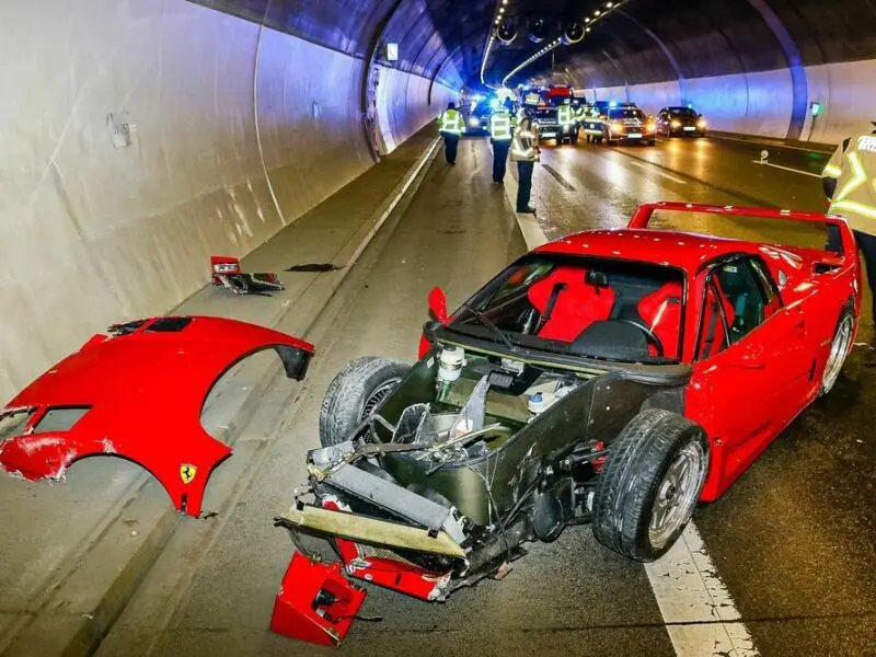 Verkehrsunfall mit Ferrari im Engelbergtunnel