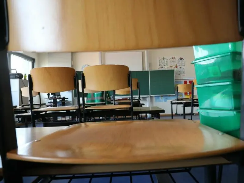 Stühle stehen in einer Grundschule auf den Tischen