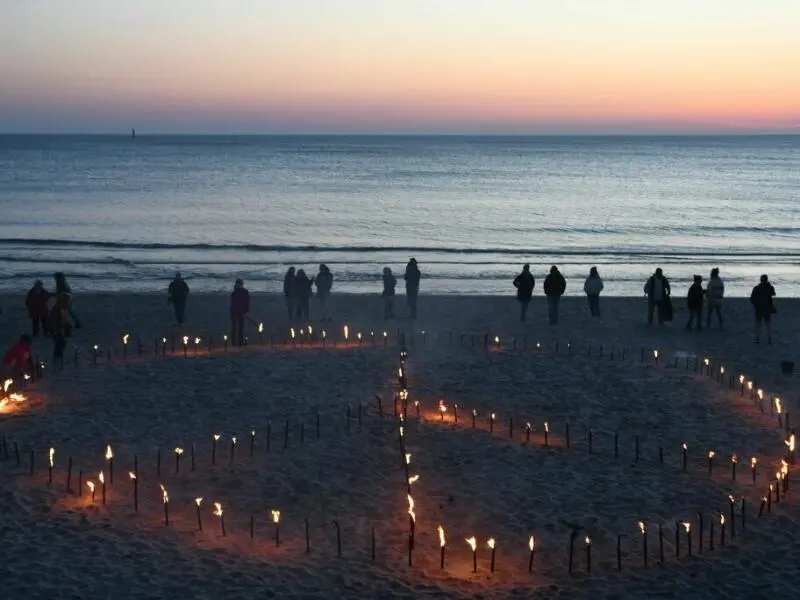 Fackel-Aktion «Lichtzeichen» am Strand vor Sylt