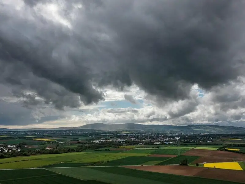Dunkle Wolken über Nieder-Erlenbach