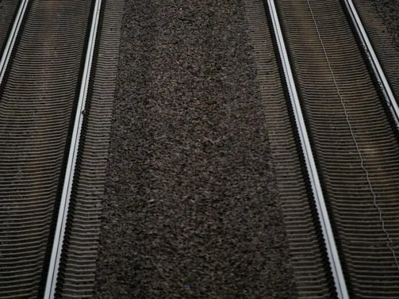 Schienen im Gleisbett
