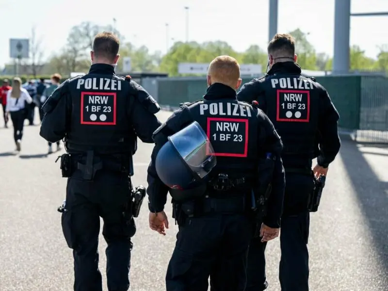 Polizisten am Borussia-Park