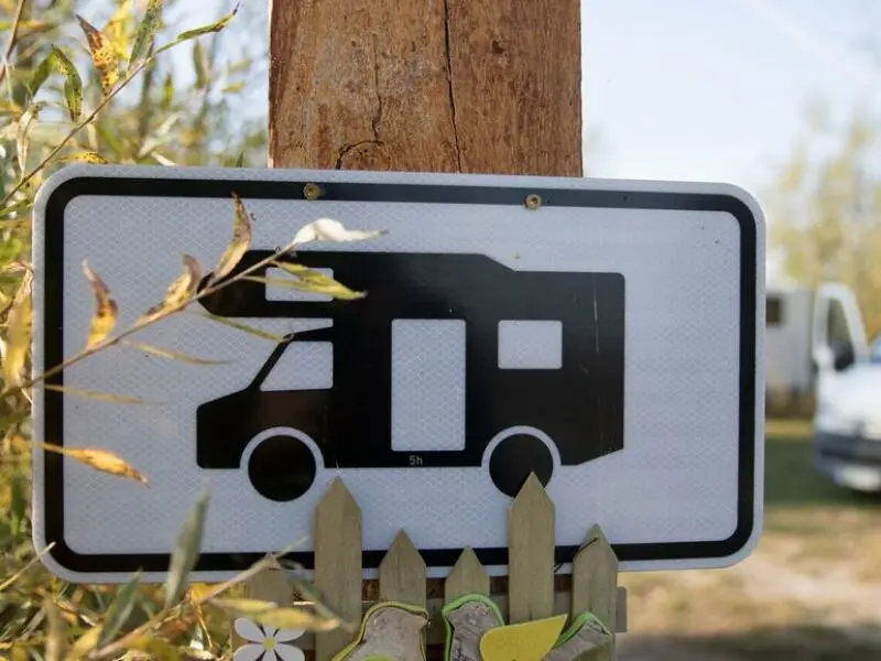 Schild erlaubt das Abstellen eines Reisemobils