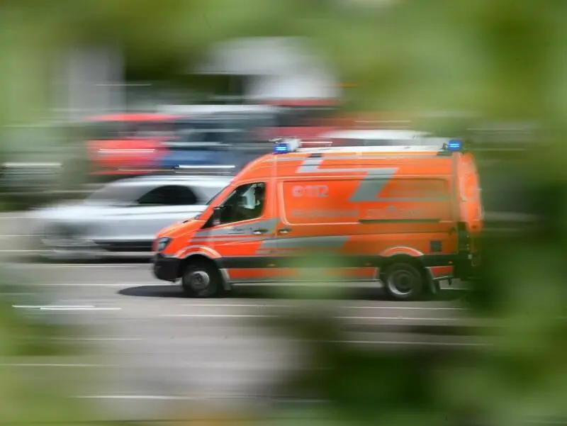 Ein Rettungswagen fährt zu einem Einsatzort