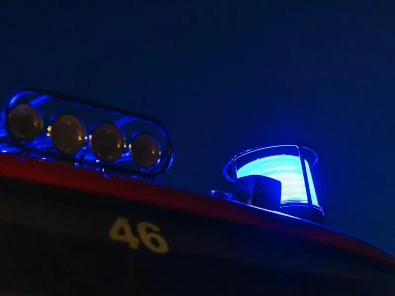 Ein Blaulicht leuchtet auf einem Feuerwehrfahrzeug