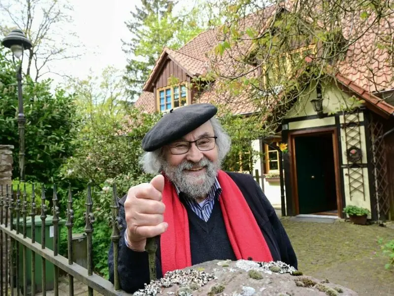 Rentner Norbert Lippenmeier vor seinem Haus