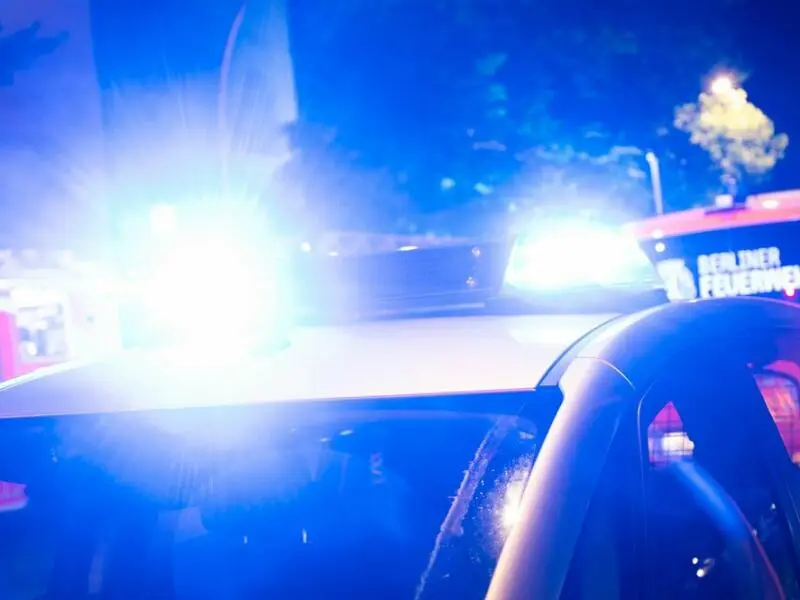 Ein Polizeiwagen steht mit Blaulicht an einem Einsatzort