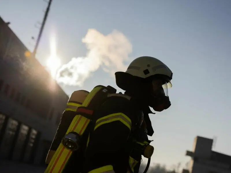 Ein Feuerwehrmann in Atemschutzausrüstung (Symbolbild)
