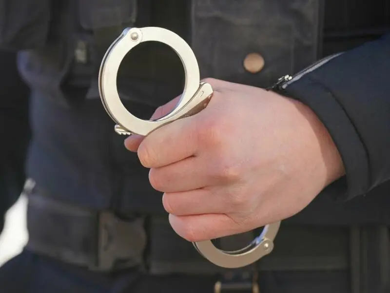 Polizei Handschellen - Symbolbild