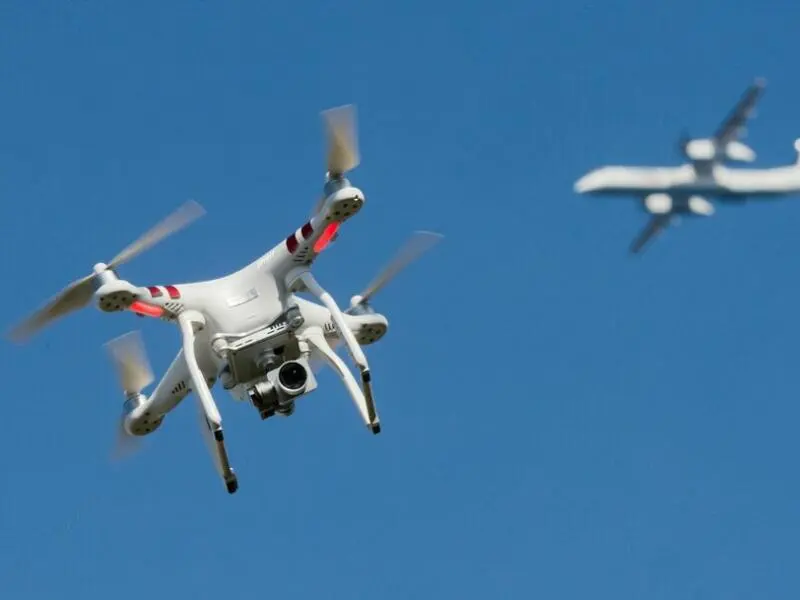 Drohne und Flugzeug