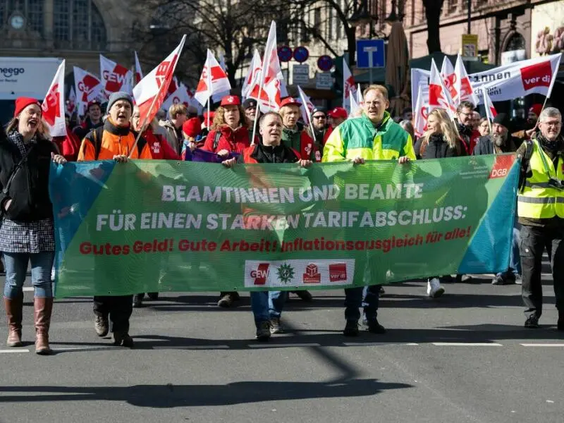 Beamte demonstrieren in Frankfurt
