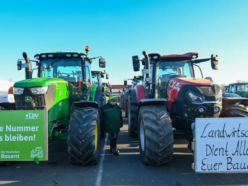 Bauern protestieren mit 100 Fahrzeugen