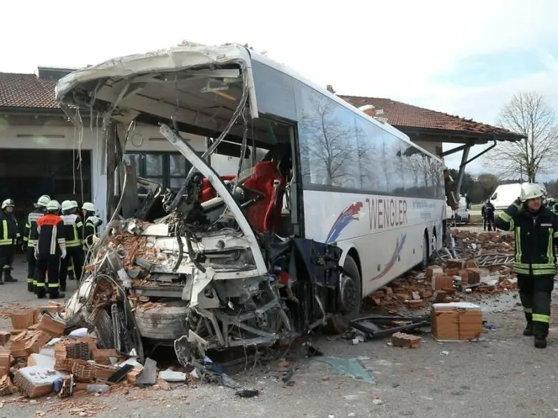 Bus rammt Feuerwehrhaus -  Verletzte