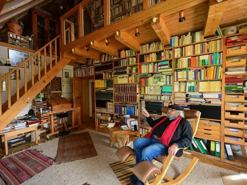 Norbert Lippenmeier im Lesezimmer seines Hauses