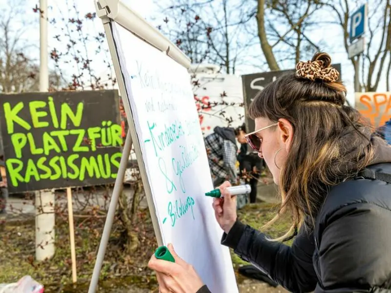 Kundgebung gegen Rassismus in Schulen in Cottbus