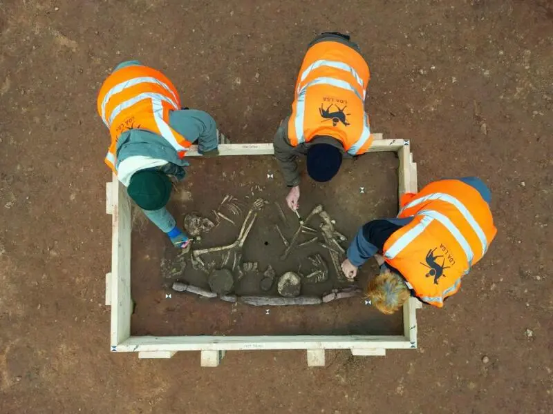 Archäologen entdecken Familiengrab im Saalekreis