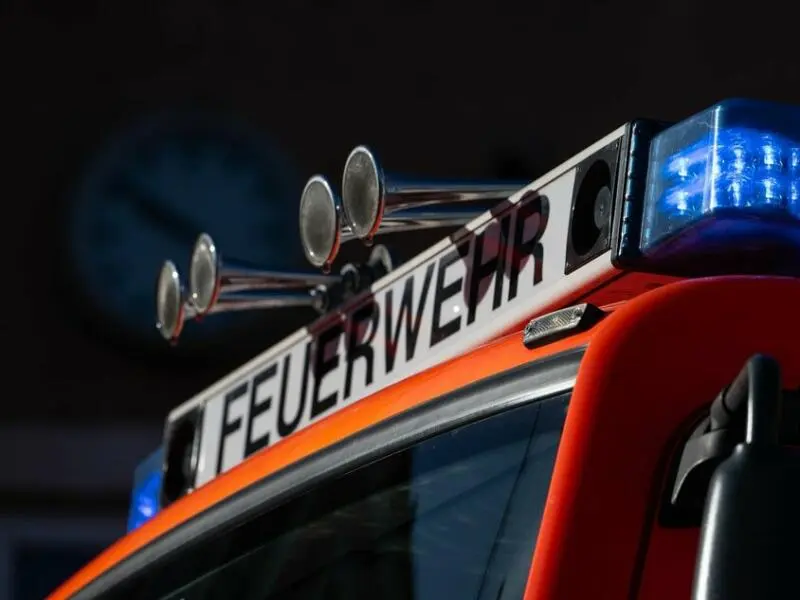Blaulicht leuchtet auf einem Feuerwehrfahrzeug