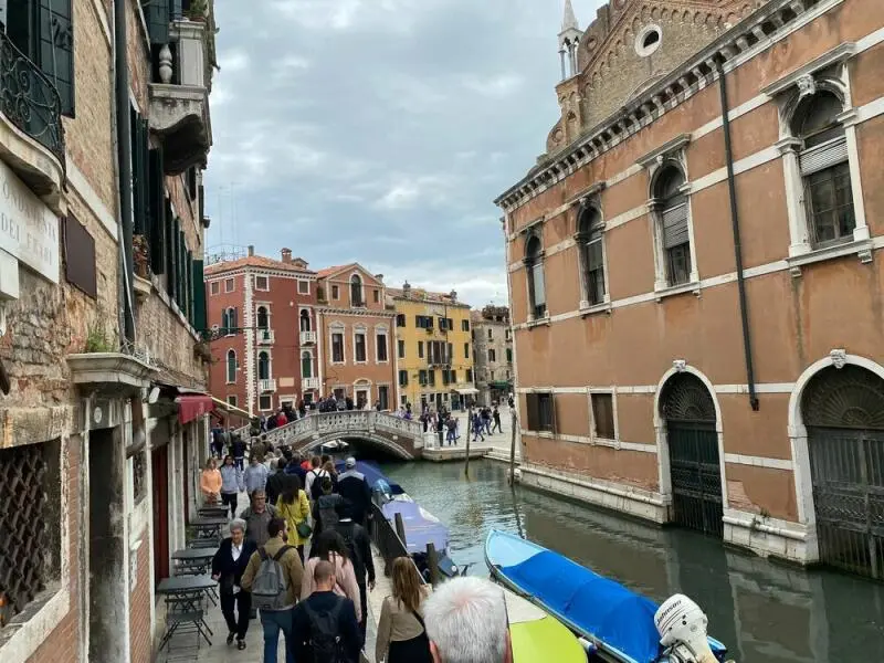 Touristen im Stadtzentrum von Venedig