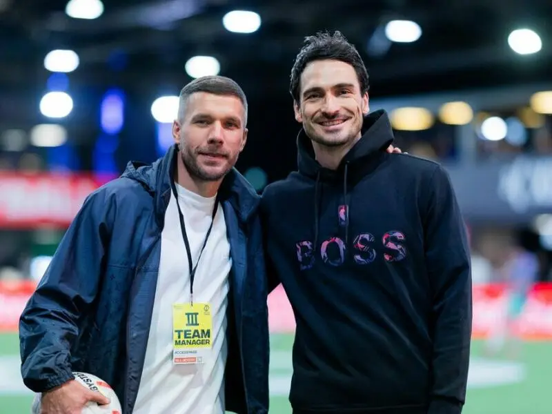 Lukas Podolski (l) und Mats Hummels