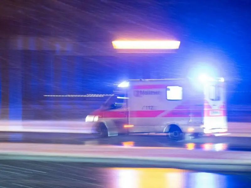 Ein Krankenwagen fährt mit Blaulicht zu einem Einsatz