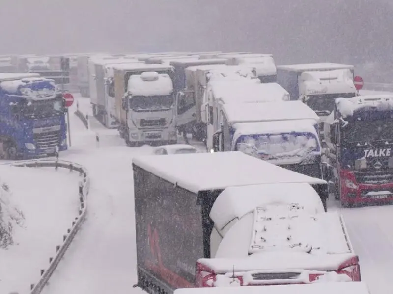 Lastwagen bleiben im Schnee stecken