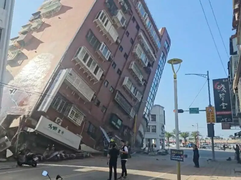 Schweres Erdbeben vor Taiwan