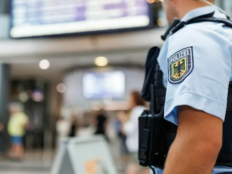 Polizist im Nürnberger Hauptbahnhof