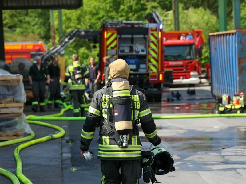 Ein Feuerwehrmann im Einsatz.