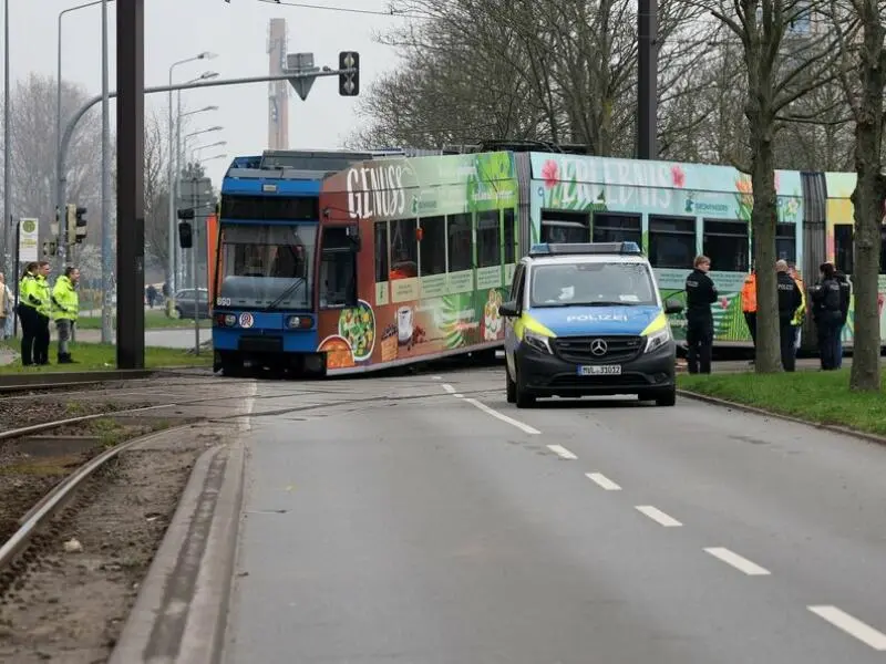 Straßenbahn entgleist nach Unfall mit Lkw