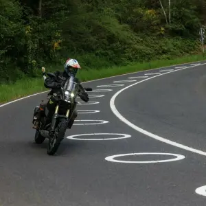Verkehrsversuch mit Kurvenmarkierung für Motorradfahrer