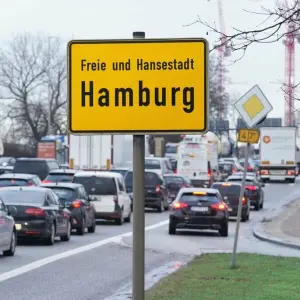Pendler stehen in Hamburg viele Stunden pro Jahr im Stau