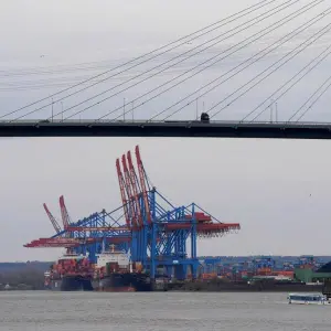 Hamburger Hafen mit Köhlbrandbrücke
