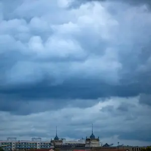 Dunkle Wolken ziehen über Dresden