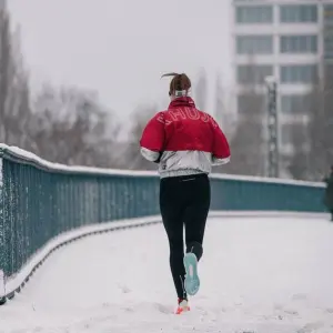 Person joggt im Winter