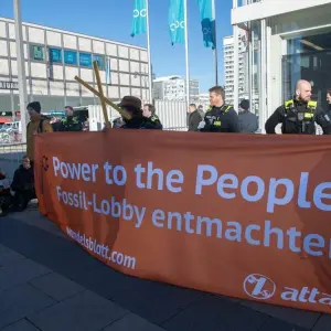Attac-Aktive blockieren Berliner Congress Center