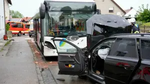 Autofahrer kracht frontal in Linienbus und stirbt