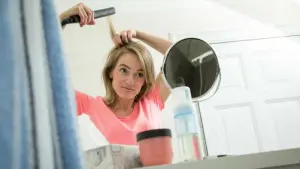 Eine Frau frisiert sich die Haare