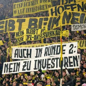 Dortmunder Fans mit Protesten gegen Investoren in der DFL