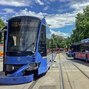 Zehn Verletzte bei Zusammenstoß von Tram und Linienbus in München