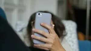 Eine Frau hält ein Smartphone in der Hand