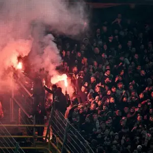 Fußballfans brennen im Dortmunder Stadion Pyrotechnik ab
