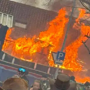Faschingswagen bei Faschingsumzug in Brand geraten