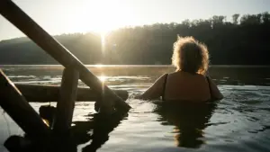 Eine Frau geht im Kirchentellinsfurter Baggersee schwimmen