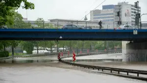 Straßensperrungen nach schweren Regenfällen